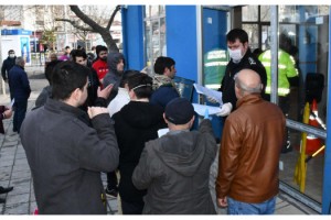 Seyahat izin belgesi kuyruğu; mesafeye uymadılar