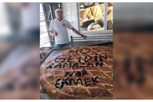 2 metre uzunluğunda pide yaptı