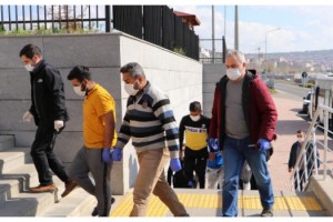 Aralarında çatışıp, 2 polisi yaralayan 16 şüpheli adliyede