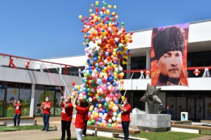 Çocukların hayalleri, balonlarla gökyüzüne yükseldi