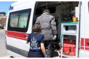 Hastaneye gidemeyen diyaliz hastasına polis ve sağlık ekipleri yardımcı oldu