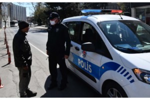 Hırsızlık'tan aranırken, yasağa rağmen sokağa çıkınca yakalandı