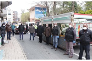 Köylüler, ihtiyaç sahipleri için sebzelerini bağışladı