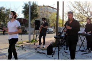 Pınarhisar'da evde kalanlara moral konseri