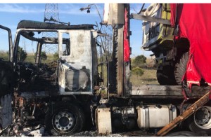 TEM'de yanan TIR kullanılamaz hale geldi.