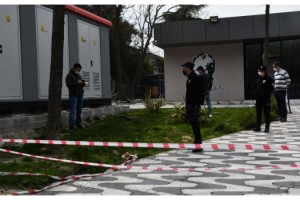 Trafonun yanına bırakılan cep telefonu ve ayakkabı polisi alarma geçirdi