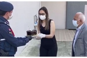 Yanına gidemediği eşinin doğum gününü, jandarma kutladı