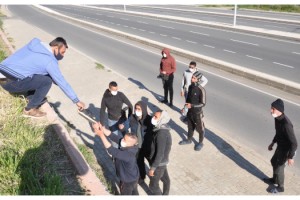 Yunan askerinin şiddet uygulayıp, eşyalarını aldığı göçmenlere, ayakkabılarını verdiler