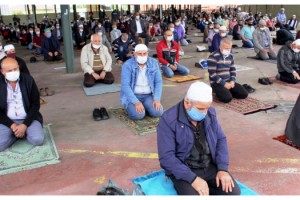 Babaeski'de cuma namazı, pazar yerinde kılındı