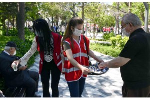 Kızılay’dan 65 yaş üstü vatandaşlara bayram şekeri ikramı