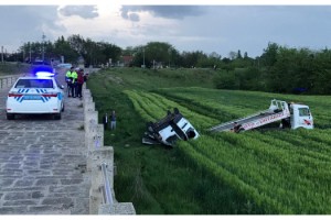 Minibüs köprüden tarlaya uçtu: 1 yaralı