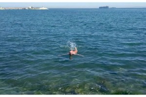 Şarköy'de, sokağa çıkma izninde denize girdi