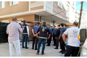 Sokakta müzik yayını yapan grup polisle tartıştı: 1 polis yaralı