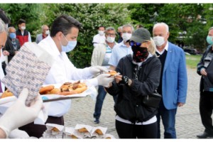 Esnaf şükür duası yaptı, ciğerli lokma dağıttı