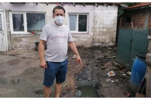 Köyde kanalizasyon suları evlerini basıyor