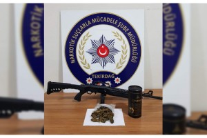 Uyuşturucu ve tüfek bulunan otomobildeki 3 kişi gözaltına alındı