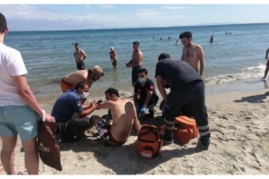 Boğulma tehlikesi geçiren genci, jet-ski ile kurtardılar