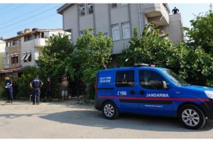 Evine bayrak asmak isteyen genç, elektrik akımına kapılarak öldü