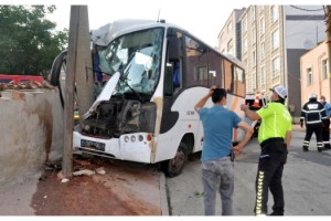 Freni boşalan midibüs elektrik direğine çarptı; 1 yaralı