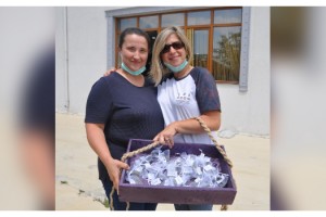 Girişimci kız kardeşler ilk lavanta hasadını muhtarlara dağıttı