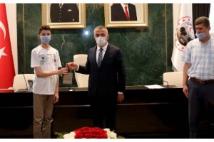 LGS'de tam puan alan iki öğrenciye Kırklareli Valisi'nden altın