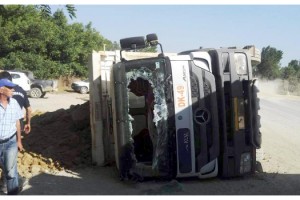Malkara'da toprak yüklü kamyon devrildi: 1 yaralı