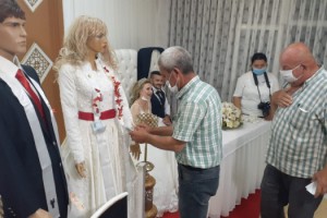 Takılar gelin-damat yerine cansız mankenlere takıldı