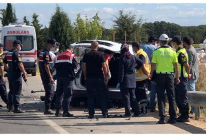 Kırklareli'de hafif ticari araç refüje çarptı: 2 ölü, 2 yaralı