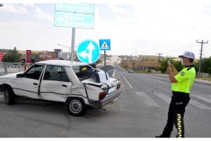 Malkara'da çarpışan 2 otomobilin sürücüleri yaralandı