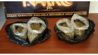 Ağaçların altına bırakılan poşetlerde 354 gram bonzai ele geçirildi