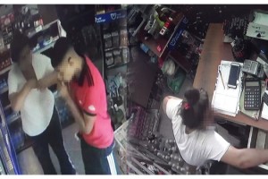 Kasadan aldığı parayı sütyenine sakladı