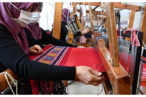 Köylü kadınlar, asırlık tezgahlarda, unutulan el emeği ürünleri dokuyor
