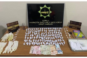 5 çocuk, uyuşturucuları satışa hazırlarken yakalandı