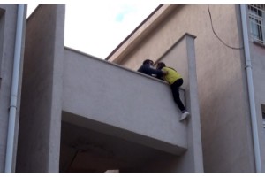 İntihara kalkışan kadını polis son anda kurtardı