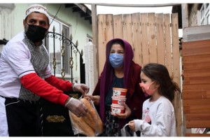 Düzenledikleri kampanyayla karantinadakilere yemek dağıtıyorlar