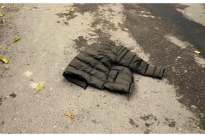 Polisten kaçarken attığı montun cebinden, uyuşturucu çıktı