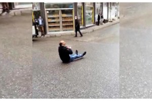 Sokak ortasında bacaklarından vuruldu