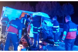 Kaçak göçmenleri taşıyan minibüs TIR'la çarpıştı: 1 ölü, 21 yaralı