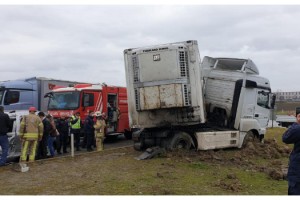 Silivri'de TIR ile otomobil çarpıştı