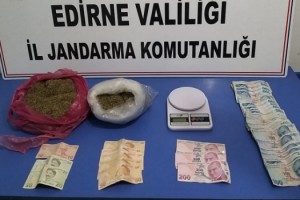Şüphe üzerinde durdurulan araçta 1 kilo esrar ele geçirildi