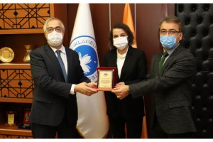 TÜBA ödülü almaya hak kazanan Fettahoğlu’na, Rektör Şengörür’den plaket