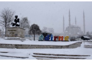 Kar yağışının beyaza bürüdüğü Edirne'de, kartpostallık manzaralar oluştu