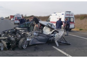 TIR’a arkadan çarpan otomobilin sürücüsü yaralandı