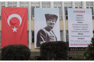 Kırklareli Belediye binasına 'Andımız' pankartı asıldı