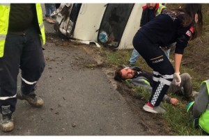 Takla atan kamyonette 2 kişi yaralandı