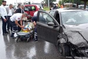 Davutoğlu'nun konvoyunda kaza; genel başkan yardımcısı ve 1 çocuk yaralı