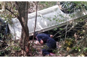 Otomobil dere yatağına devrildi; 2 ölü