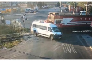 Trenin çarptığı minibüste 7 kişinin ölümünde, iki firma da asli kusurlu