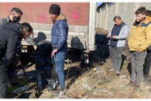 Avrupa'ya gitmeye çalışan kaçak göçmenler TIR dorsesinde yakalandı