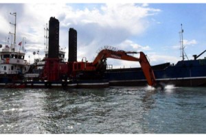 Girişi çakıl taşlarıyla dolan limanda bakanlık temizleme çalışması başlattı